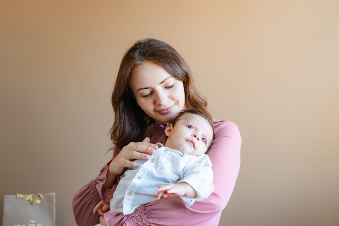 Woman holding her baby near a gift bag labeled mãe.